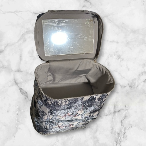 Dior vanity makeup case cosmetic case travel case, with mirror & protective film - Picture 7 of 7